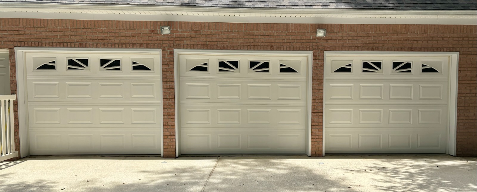 Exception Quality Garage Door Deoxidizing, Soft washing and Painting in Daphne, AL